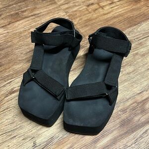Black chunky platform sandals “teva style” foam heel velcro adjustable shoe